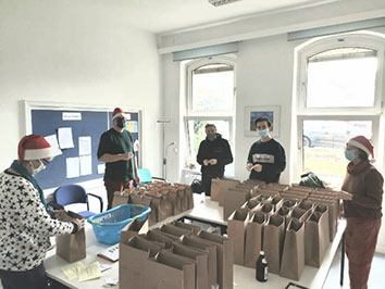 2 1/2 Stunden packten die Weihnachtswichtel 80 Tüten; Bild: privat